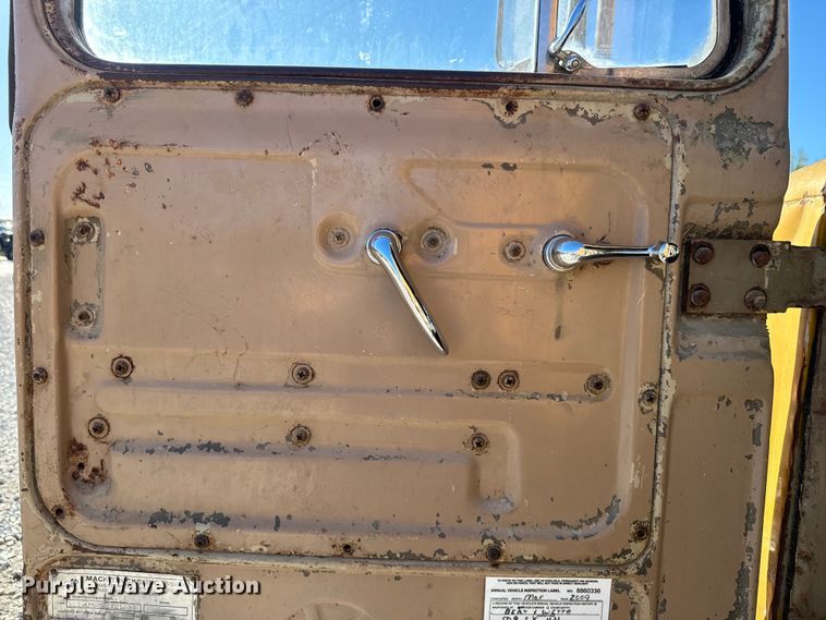 image for item EH5452 1974 Mack DM-600 grain truck