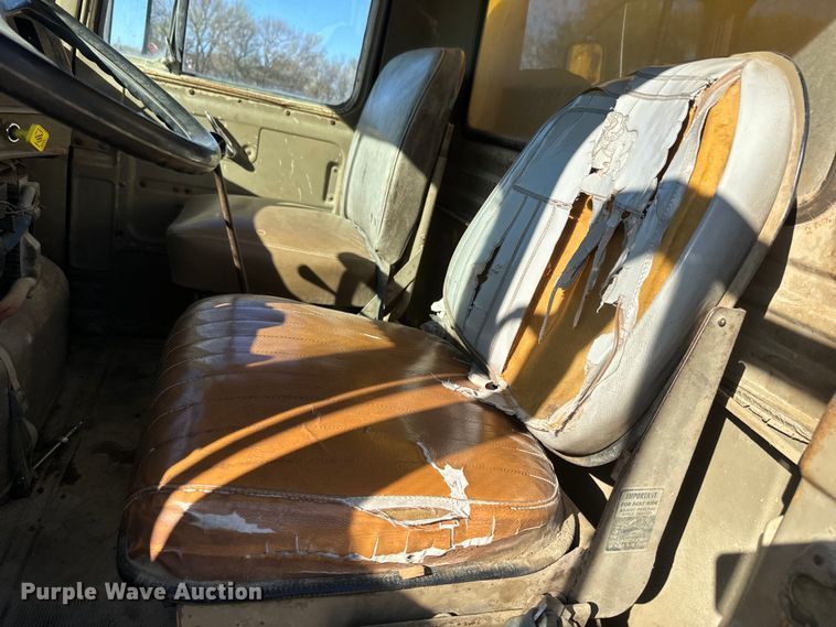 image for item EH5452 1974 Mack DM-600 grain truck