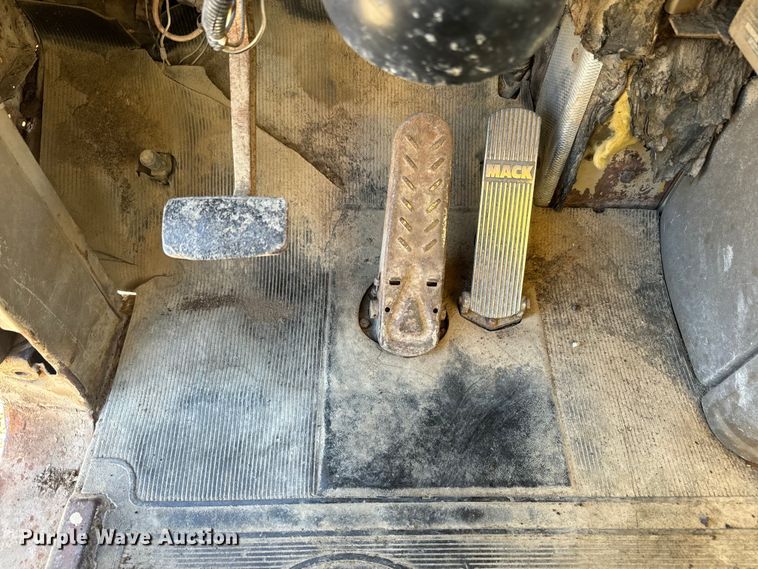 image for item EH5452 1974 Mack DM-600 grain truck