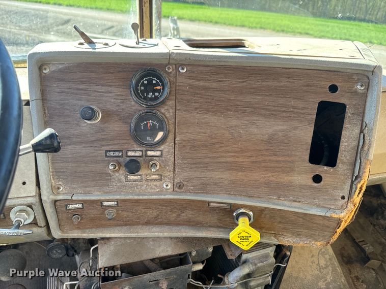 image for item EH5452 1974 Mack DM-600 grain truck