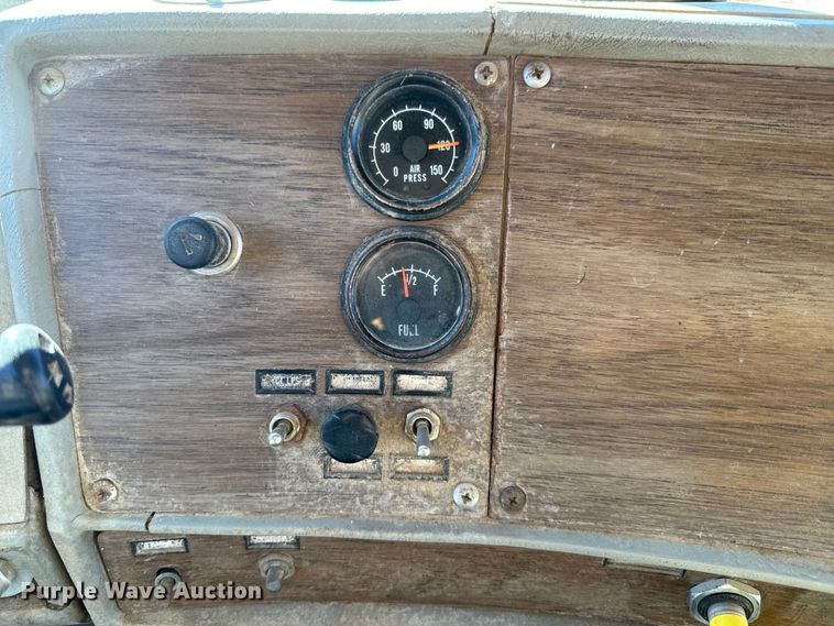 image for item EH5452 1974 Mack DM-600 grain truck