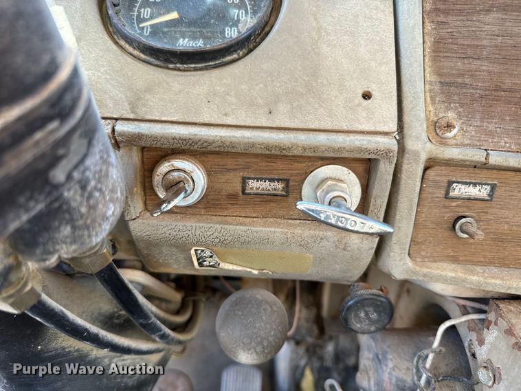 image for item EH5452 1974 Mack DM-600 grain truck