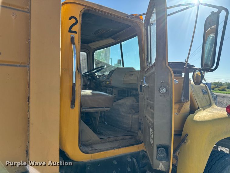 image for item EH5452 1974 Mack DM-600 grain truck