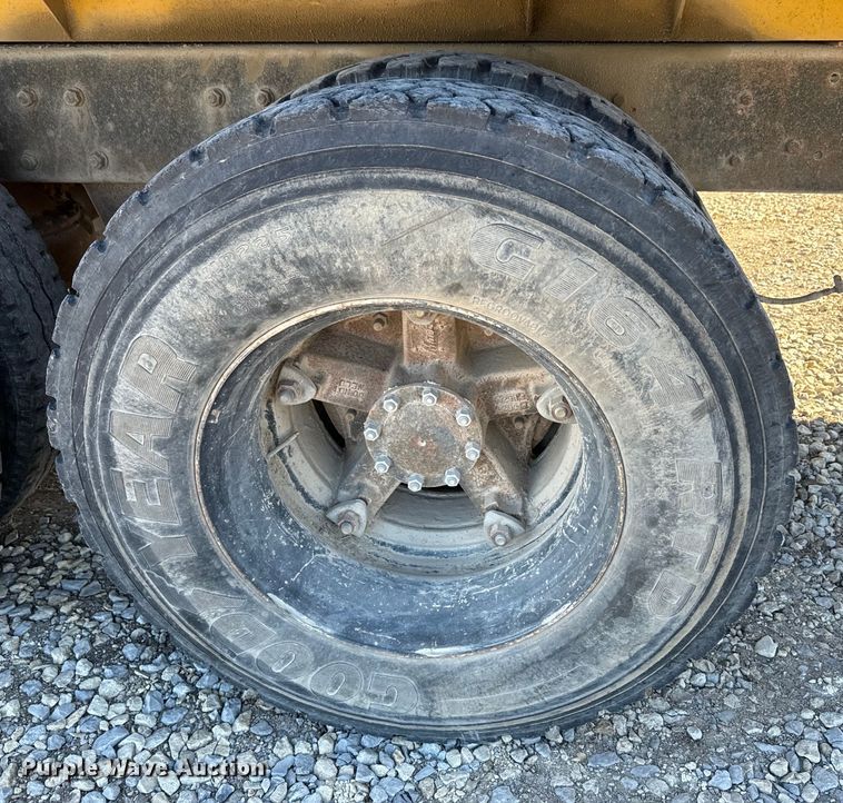 image for item EH5452 1974 Mack DM-600 grain truck