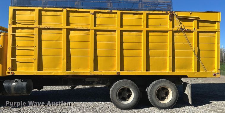 image for item EH5457 1978 International  grain truck