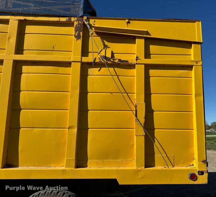 image for item EH5457 1978 International  grain truck