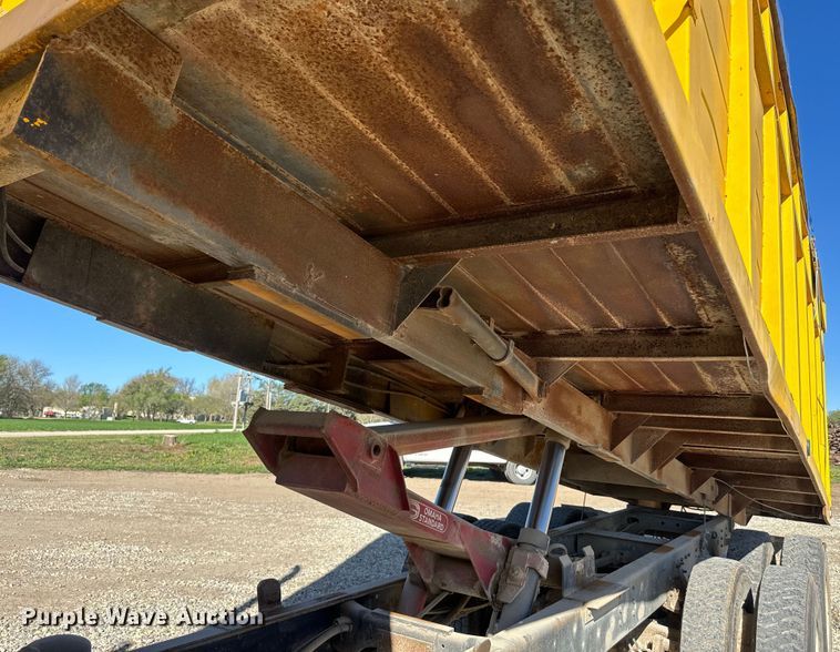image for item EH5457 1978 International  grain truck