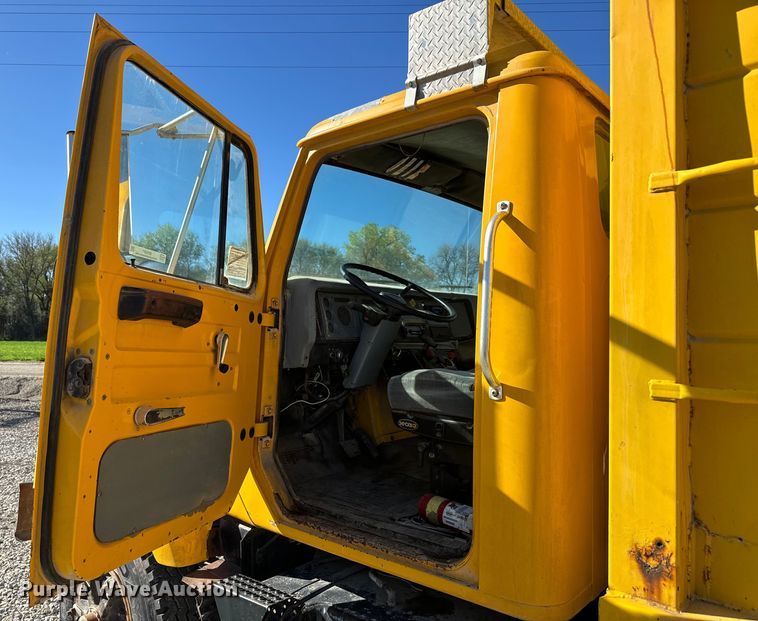 image for item EH5457 1978 International  grain truck