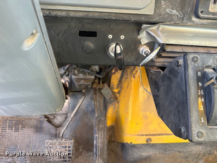 image for item EH5457 1978 International  grain truck