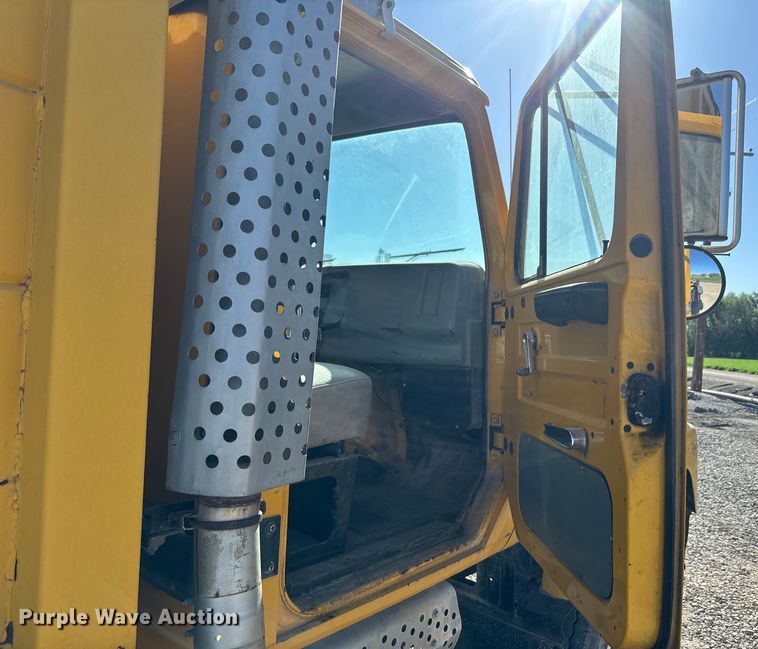 image for item EH5457 1978 International  grain truck