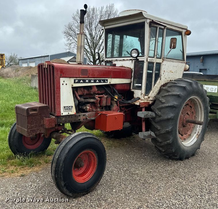 image for item EH5485 1966 International Harvester Farmall 806 tractor