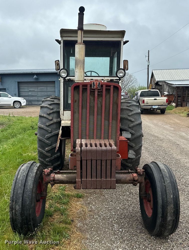 image for item EH5485 1966 International Harvester Farmall 806 tractor