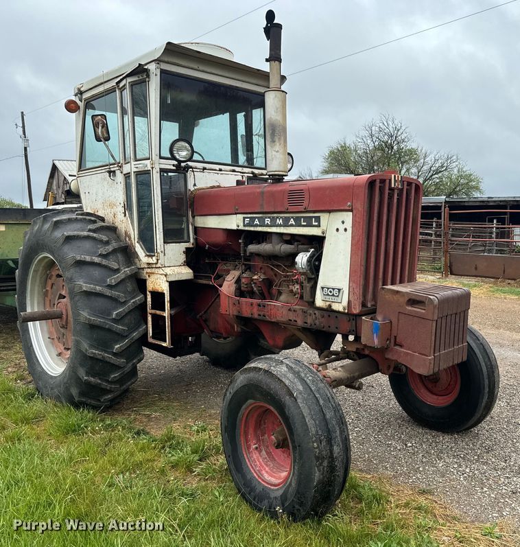 image for item EH5485 1966 International Harvester Farmall 806 tractor