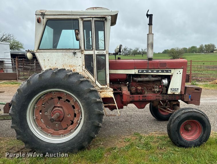 image for item EH5485 1966 International Harvester Farmall 806 tractor