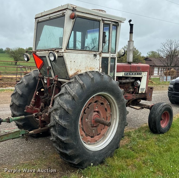 image for item EH5485 1966 International Harvester Farmall 806 tractor