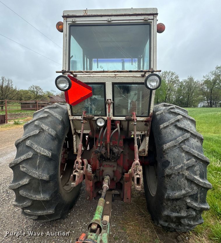 image for item EH5485 1966 International Harvester Farmall 806 tractor