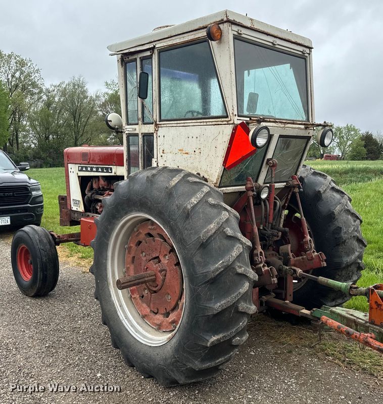 image for item EH5485 1966 International Harvester Farmall 806 tractor