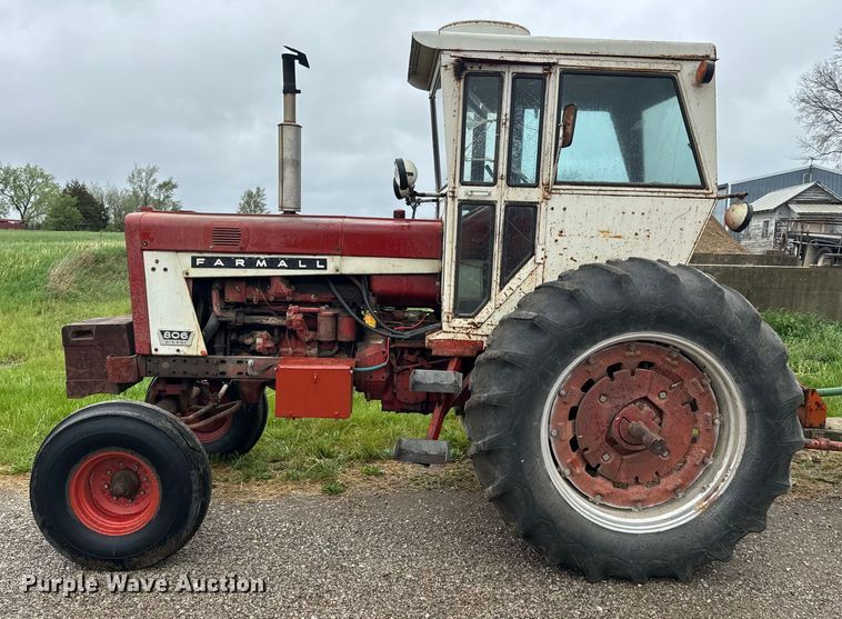image for item EH5485 1966 International Harvester Farmall 806 tractor