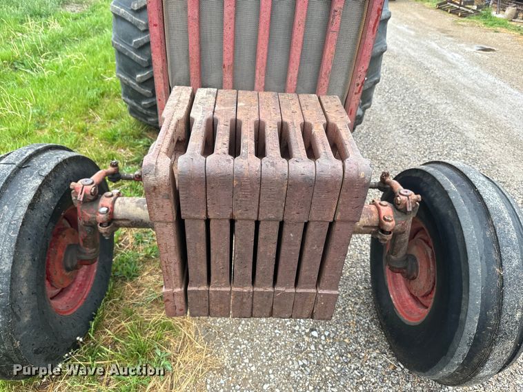 image for item EH5485 1966 International Harvester Farmall 806 tractor