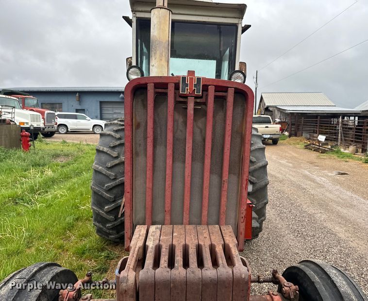 image for item EH5485 1966 International Harvester Farmall 806 tractor