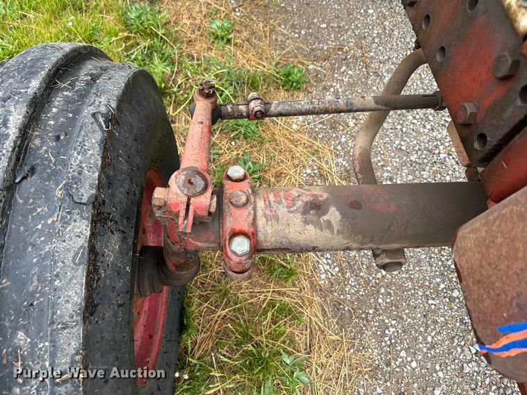 image for item EH5485 1966 International Harvester Farmall 806 tractor