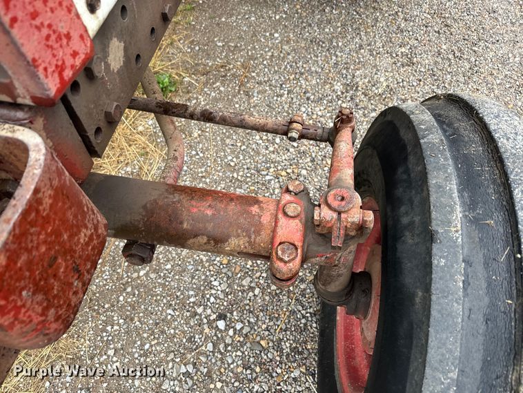 image for item EH5485 1966 International Harvester Farmall 806 tractor