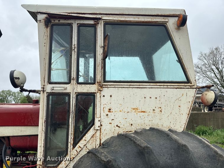 image for item EH5485 1966 International Harvester Farmall 806 tractor