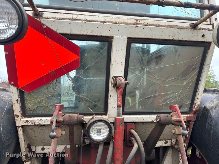 image for item EH5485 1966 International Harvester Farmall 806 tractor