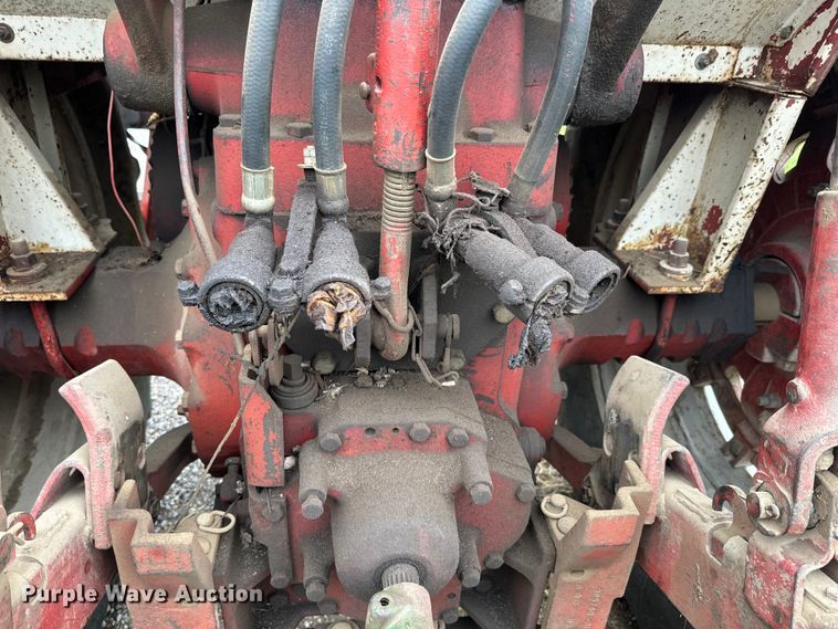 image for item EH5485 1966 International Harvester Farmall 806 tractor