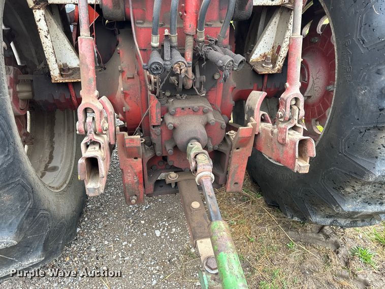 image for item EH5485 1966 International Harvester Farmall 806 tractor