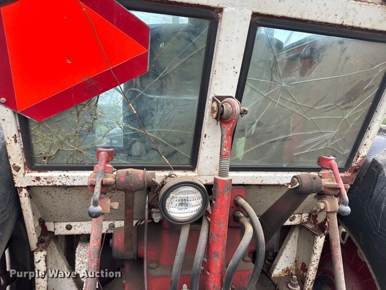 image for item EH5485 1966 International Harvester Farmall 806 tractor