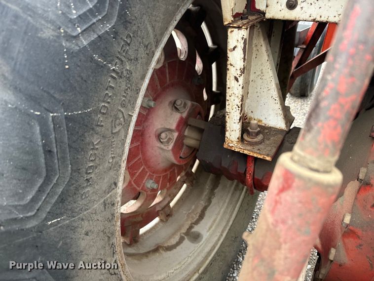 image for item EH5485 1966 International Harvester Farmall 806 tractor