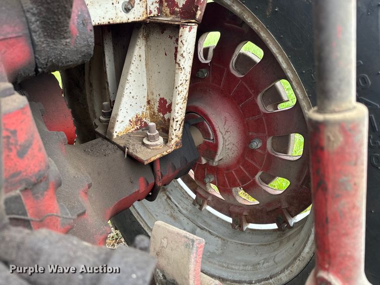 image for item EH5485 1966 International Harvester Farmall 806 tractor