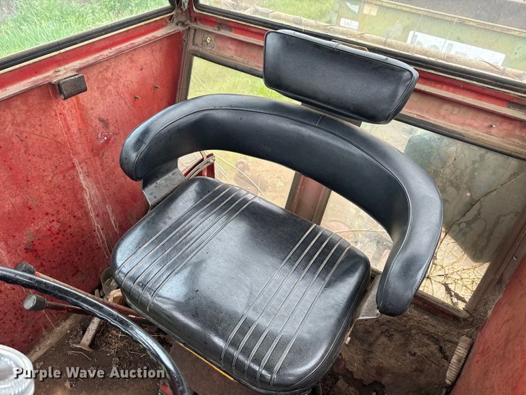 image for item EH5485 1966 International Harvester Farmall 806 tractor