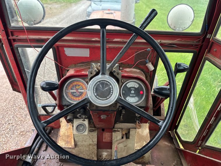 image for item EH5485 1966 International Harvester Farmall 806 tractor