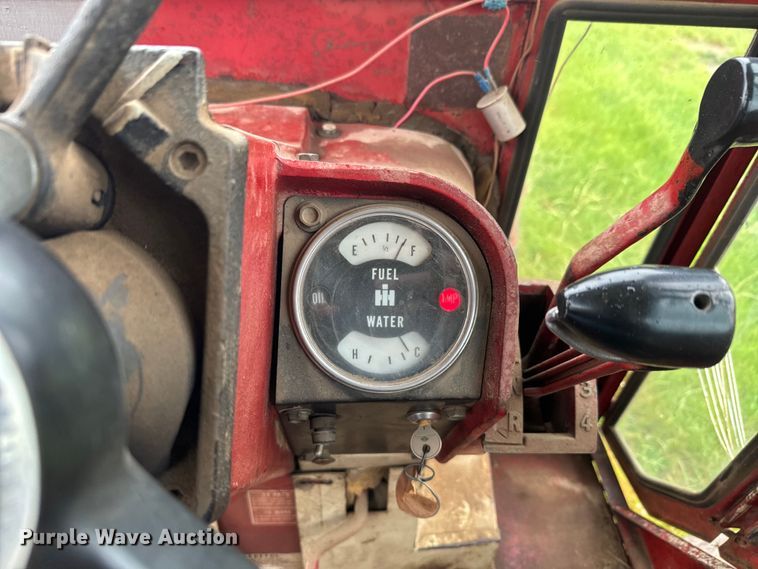 image for item EH5485 1966 International Harvester Farmall 806 tractor