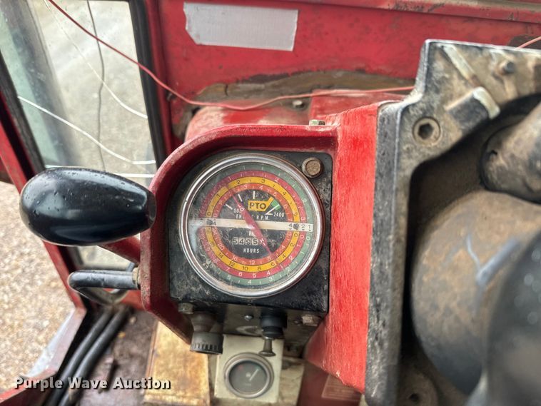 image for item EH5485 1966 International Harvester Farmall 806 tractor