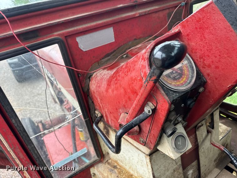 image for item EH5485 1966 International Harvester Farmall 806 tractor