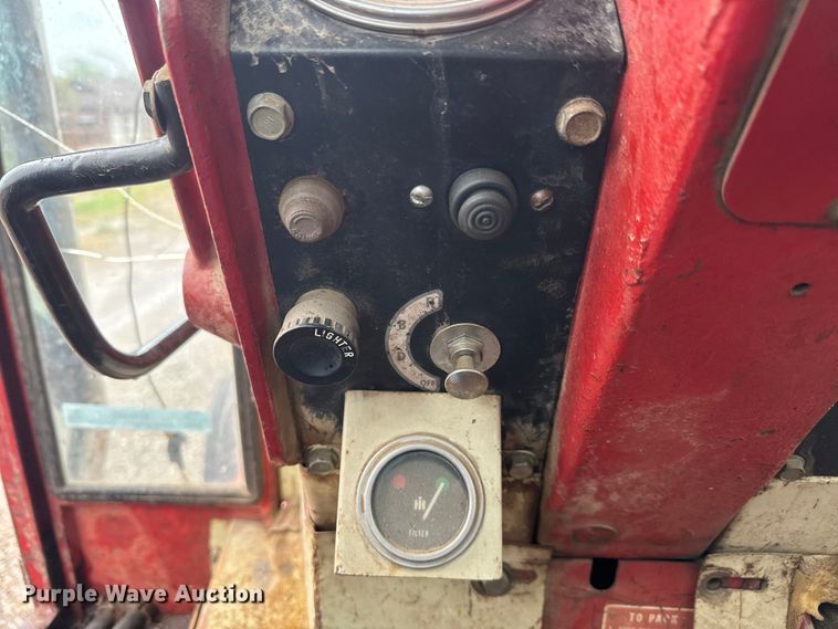 image for item EH5485 1966 International Harvester Farmall 806 tractor