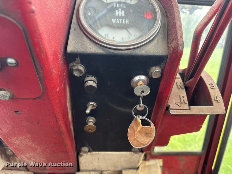 image for item EH5485 1966 International Harvester Farmall 806 tractor