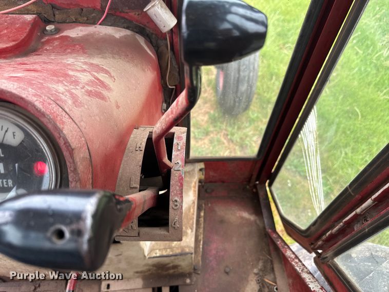 image for item EH5485 1966 International Harvester Farmall 806 tractor