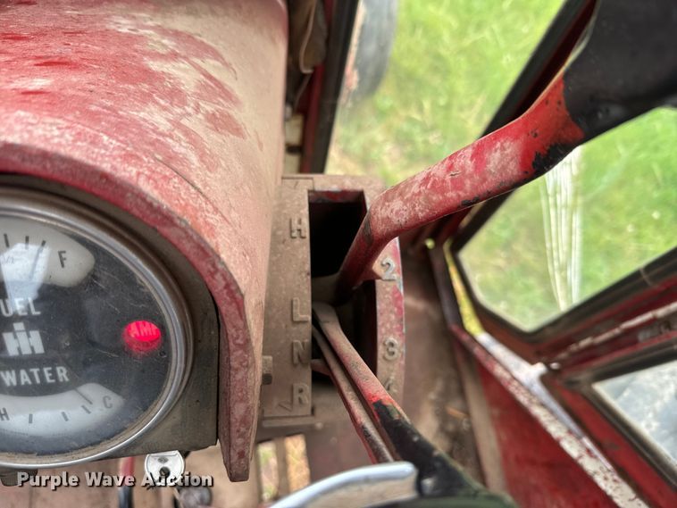 image for item EH5485 1966 International Harvester Farmall 806 tractor