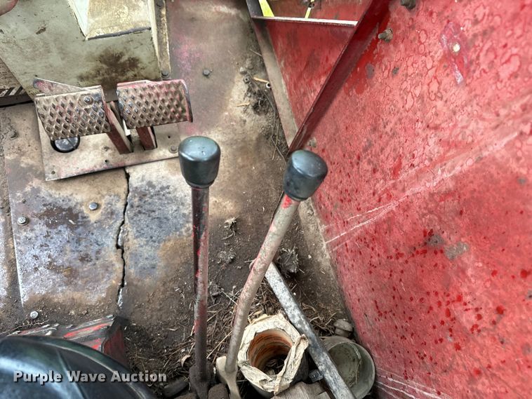 image for item EH5485 1966 International Harvester Farmall 806 tractor