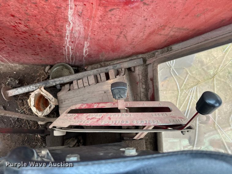 image for item EH5485 1966 International Harvester Farmall 806 tractor