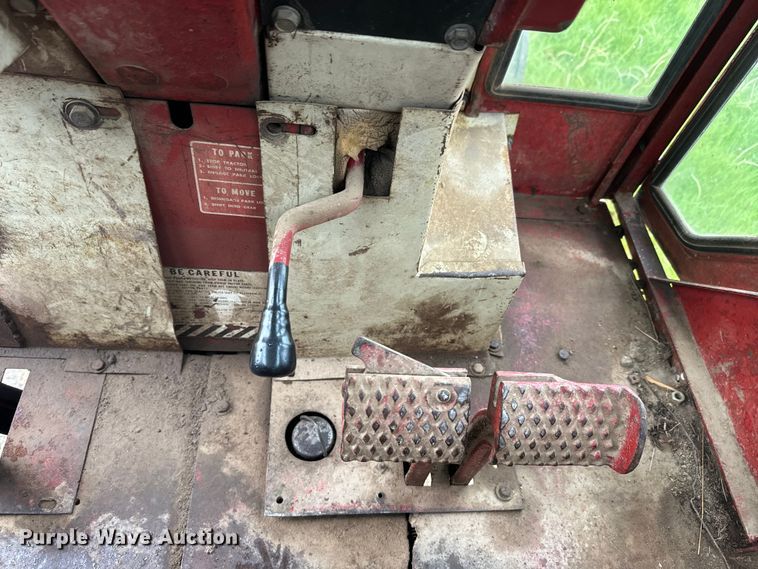 image for item EH5485 1966 International Harvester Farmall 806 tractor