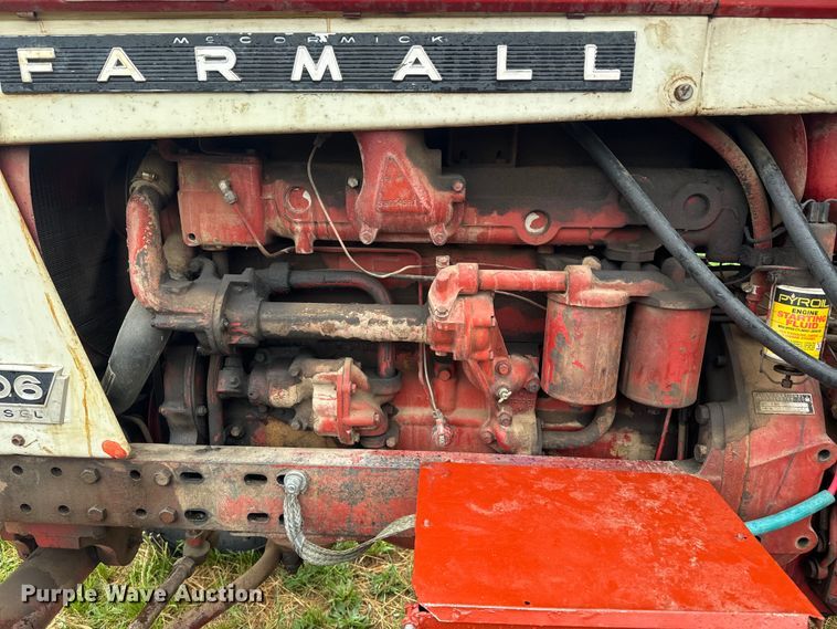 image for item EH5485 1966 International Harvester Farmall 806 tractor
