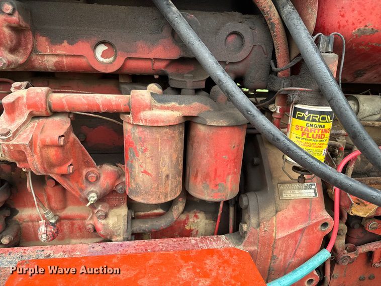 image for item EH5485 1966 International Harvester Farmall 806 tractor