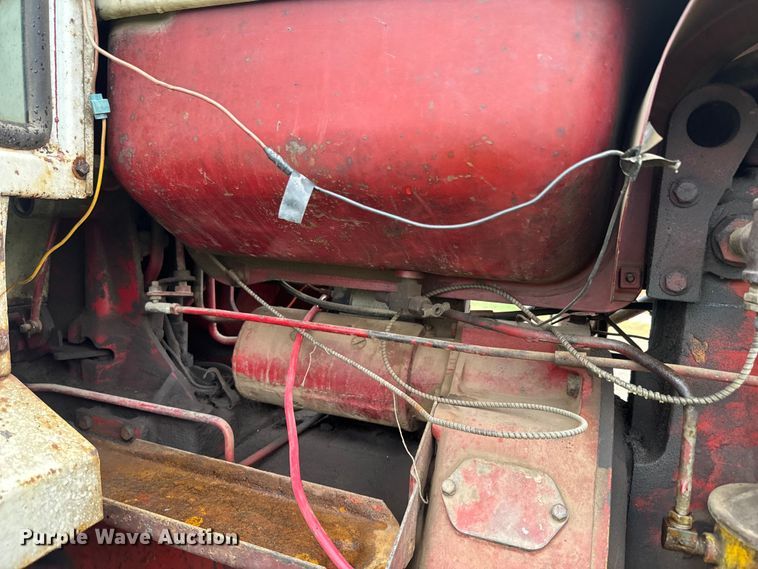 image for item EH5485 1966 International Harvester Farmall 806 tractor