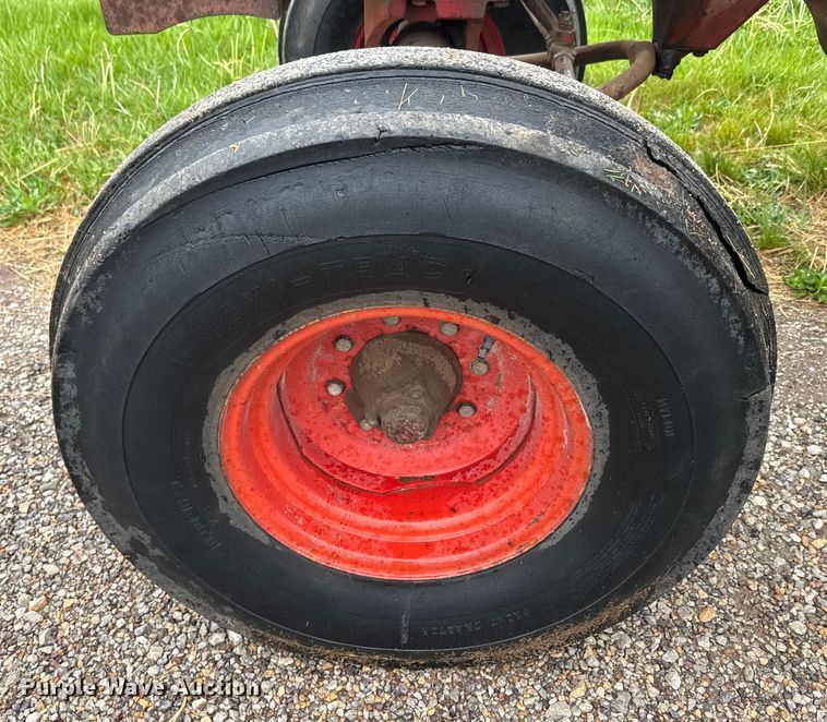 image for item EH5485 1966 International Harvester Farmall 806 tractor