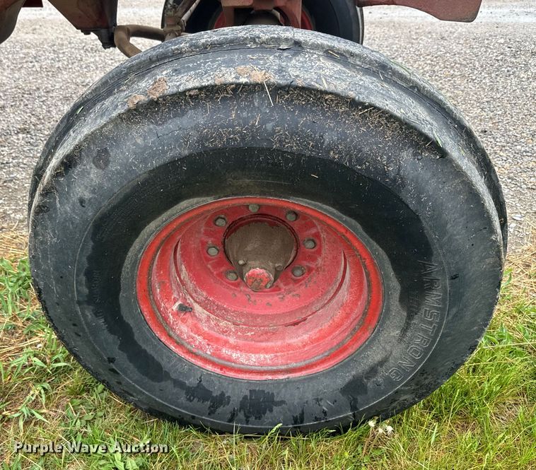 image for item EH5485 1966 International Harvester Farmall 806 tractor